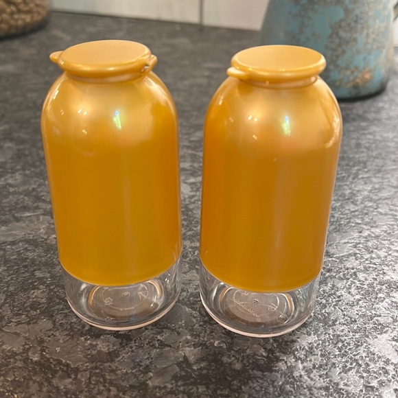 Set of salt and pepper shakers by Tupperware. Gold and clear. NEW without - Picture 1 of 2
